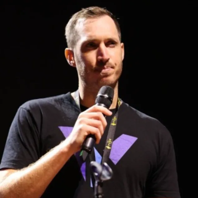 Sam Ward hablando en el escenario de un evento de esports